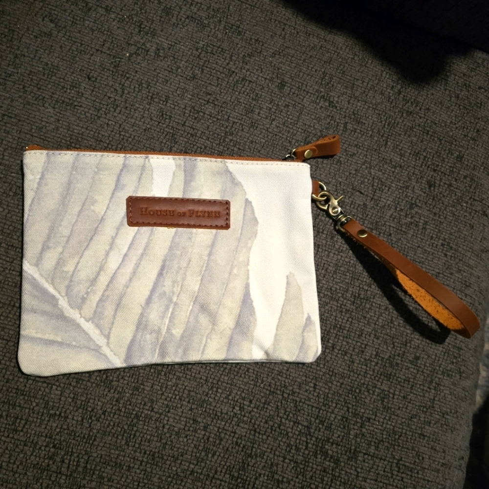 House of Flynn | Leafy Wristlet